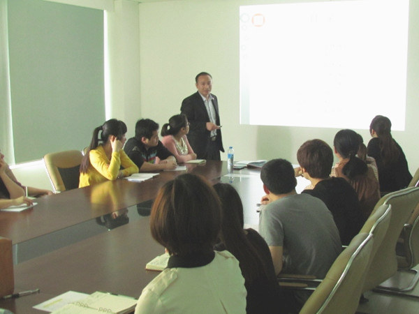 2013年4月24日，正睿老師對佳樂公司進行倉儲管理的培訓