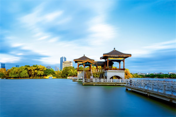 惠州戰(zhàn)略咨詢公司如何為企業(yè)定制長遠發(fā)展規(guī)劃？